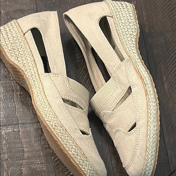 Grasshoppers Cream Flats with Decorative Cutouts - Picture 7 of 10